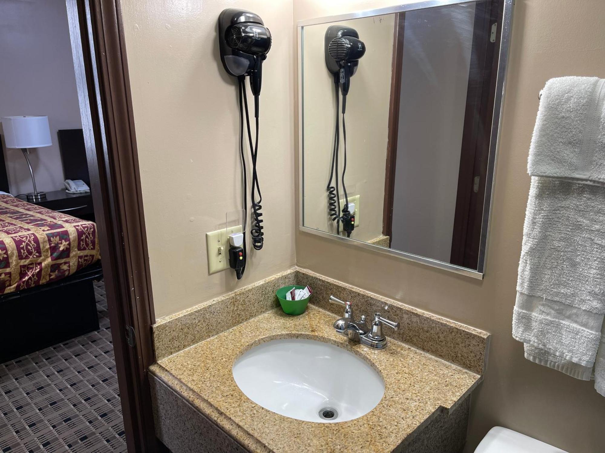 Economy Inn & Suites Ashtabula Eksteriør billede