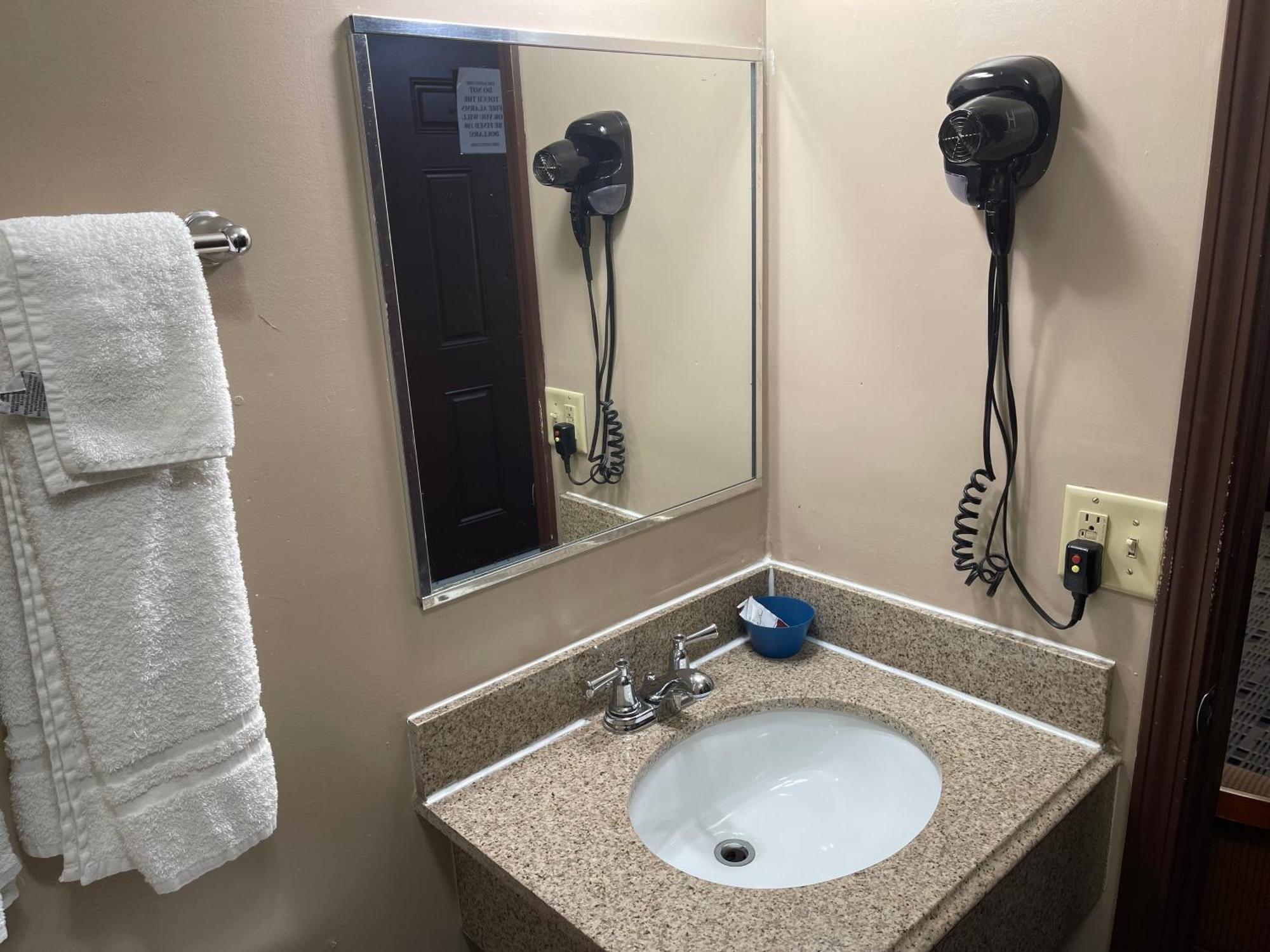 Economy Inn & Suites Ashtabula Eksteriør billede