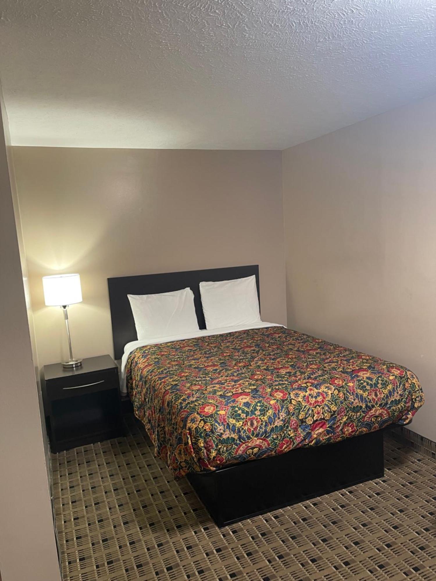 Economy Inn & Suites Ashtabula Eksteriør billede