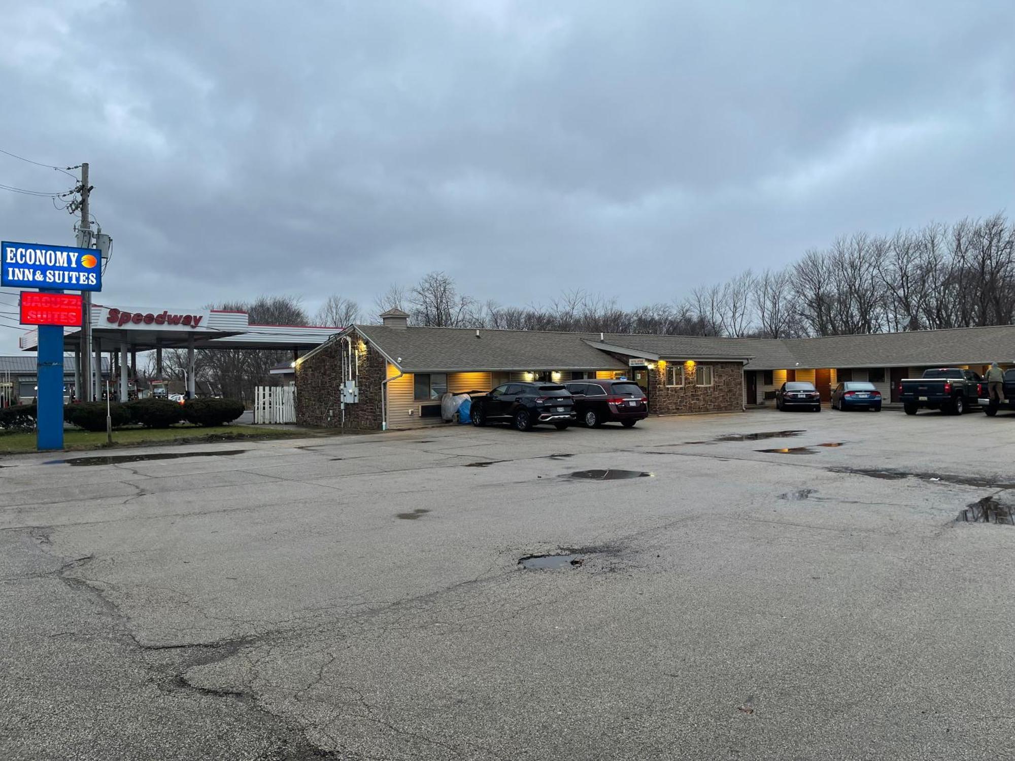 Economy Inn & Suites Ashtabula Eksteriør billede