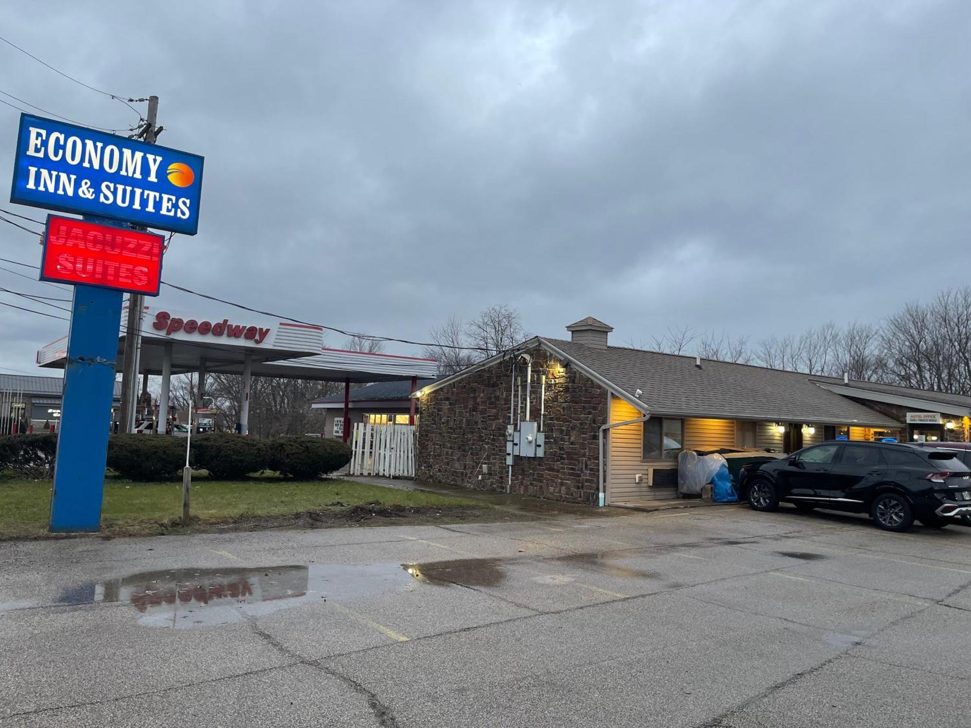 Economy Inn & Suites Ashtabula Eksteriør billede