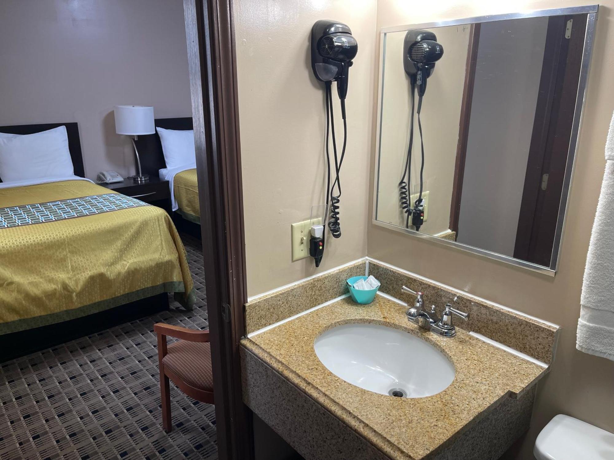 Economy Inn & Suites Ashtabula Eksteriør billede